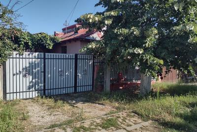 Casă individuală cu 5 camere cu Teren 1800 Mp în Teslui