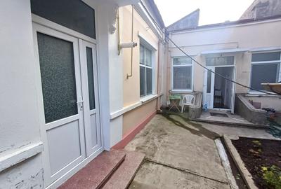 Casă cu 3 camere cu Garaj în Central