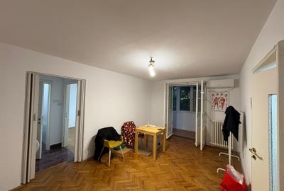 Apartament cu 2 camere semidecomandat în P-ța Victoriei