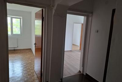 Apartament cu 3 camere semidecomandat în Trivale