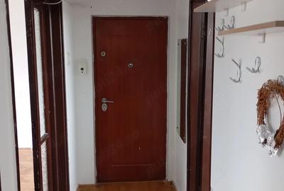 Apartament cu 2 camere decomandat în Tractorul