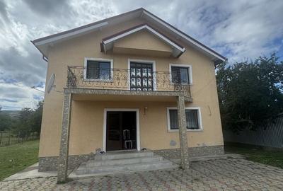 Casă cu 4 camere în Cândești
