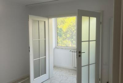 Apartament cu 3 camere semidecomandat în Crișan