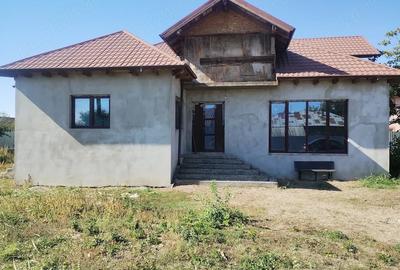 Casă cu Teren 1115 Mp în Garoafa