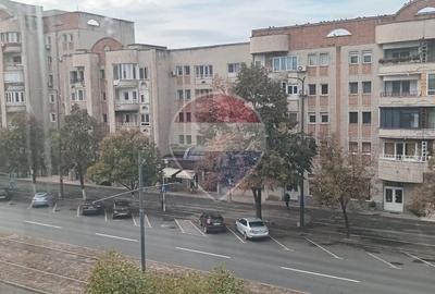 Apartament cu 3 camere semidecomandat, mobilat în Podgoria