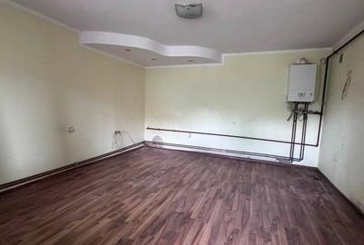 Casă cu 3 camere decomandat cu Teren 1000 Mp în Central