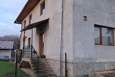 Casă cu 4 camere în Aluniș - 1