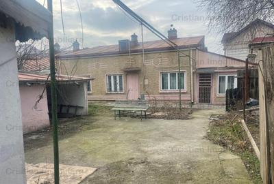 Casă cu 3 camere cu Canalizare în Central