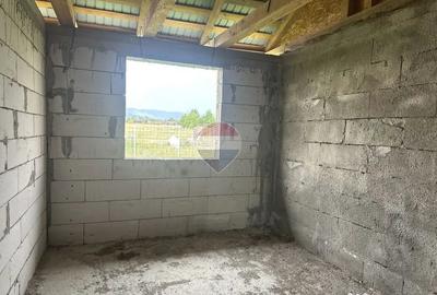 Casă cu 3 camere cu Teren 617 Mp în Slobozia (Roznov)