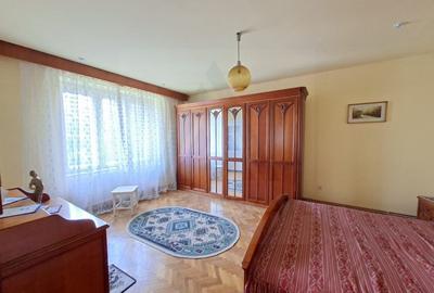 Apartament cu 4 camere decomandat în Central