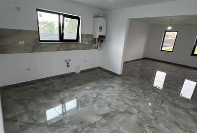 Casă cu 4 camere cu Teren 700 Mp în Central - 10