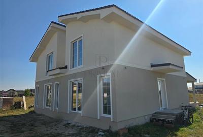 Duplex cu 4 camere cu Canalizare în Moșnița Nouă