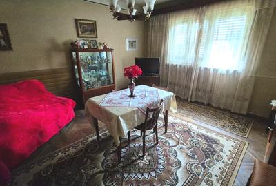 Casă individuală cu 6 camere cu Garaj în Cetate