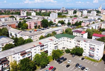 Apartament cu 4 camere decomandat în Micro 16