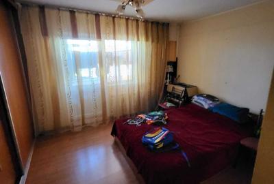 Apartament cu 3 camere decomandat în Sud