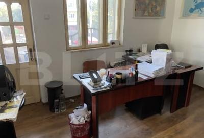 Casă individuală cu 6 camere cu Canalizare în Ultracentral