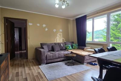 Apartament cu 3 camere decomandat în Est