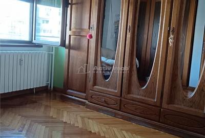 Apartament cu 4 camere în Decebal