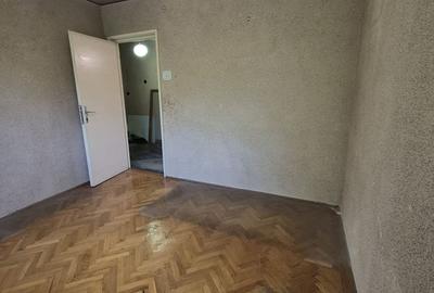 Apartament cu 3 camere decomandat în Calea București