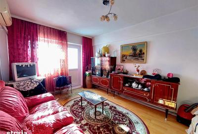 Apartament cu 3 camere decomandat în Piața