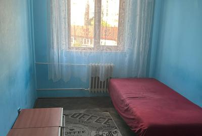 Apartament cu 3 camere semidecomandat în Craiovei