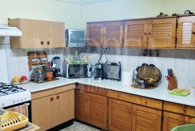 Casă cu 4 camere decomandat în Între Lacuri