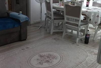 Apartament cu 3 camere semidecomandat în 14 Mai