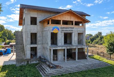 Casă individuală cu 5 camere cu Teren 1400 Mp în Central