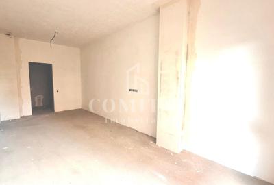 Apartament cu 4 camere semidecomandat în Florești