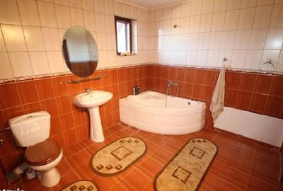 Casă cu 3 camere cu Teren 1566 Mp în Central