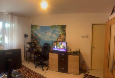 Apartament cu 2 camere semidecomandat în 13 Decembrie - 2