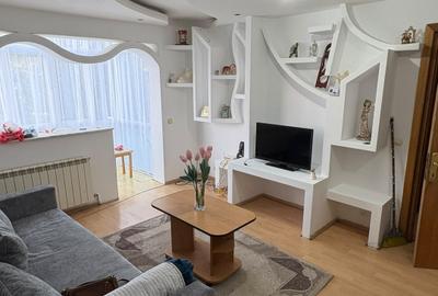 Apartament cu 3 camere semidecomandat, mobilat în Craiovița Nouă