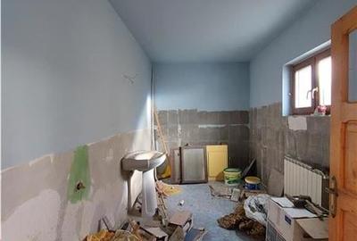 Casă individuală cu 18 camere cu Canalizare în Poltur - 9