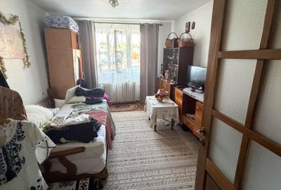 Apartament cu 6 camere decomandat în Tătărași