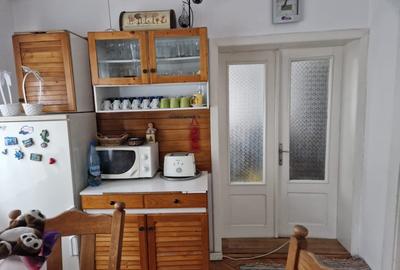 Casă individuală cu 5 camere cu Canalizare în Ernei