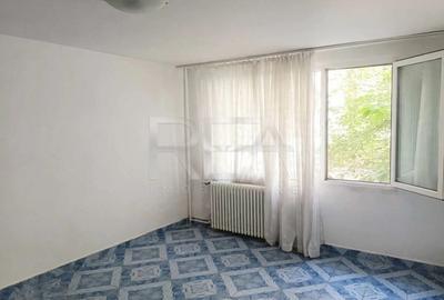 Apartament cu 3 camere semidecomandat în Berceni