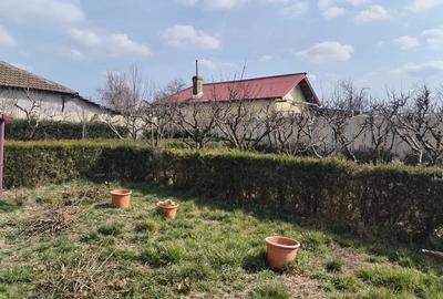 Casă cu 5 camere cu Canalizare în Central - 1