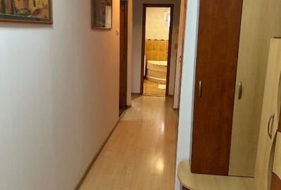 Apartament cu 3 camere decomandat, mobilat în Central