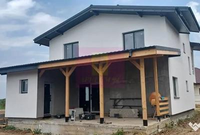 Casă cu 5 camere cu Teren 435 Mp în Săbăreni