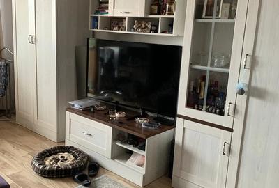 Apartament cu 3 camere semidecomandat în Grădiște