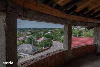 Casă cu 8 camere cu Teren 595 Mp în Scorțeni