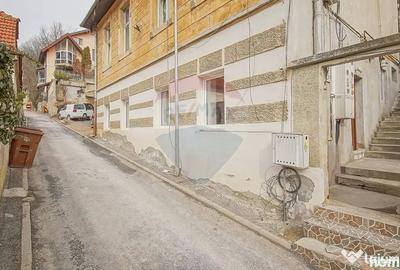 Apartament cu 3 camere semidecomandat în Schei