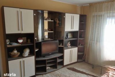 Apartament cu 4 camere semidecomandat în Micro 38