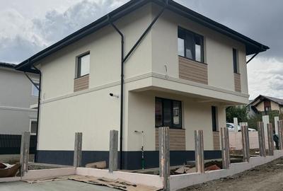 Casă cu 4 camere în Valea Lupului