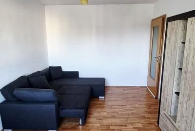 Apartament cu 3 camere decomandat în Sărari