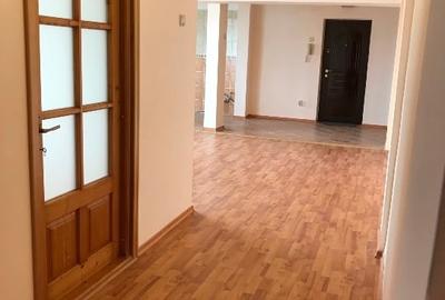 Apartament cu 3 camere decomandat în Banca Națională