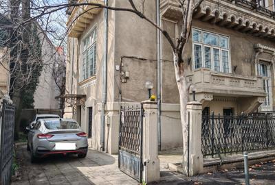 Casă cu 9 camere cu Canalizare în P-ța Romană - 1