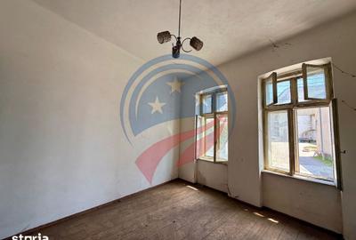 Casă cu 7 camere cu Teren 330 Mp în Central