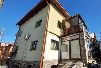 Casă individuală cu 8 camere cu Canalizare în Zorilor - 1