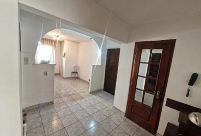 Apartament cu 3 camere decomandat în Buduș - 1